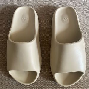 Yeezy Slides ‘Bone’